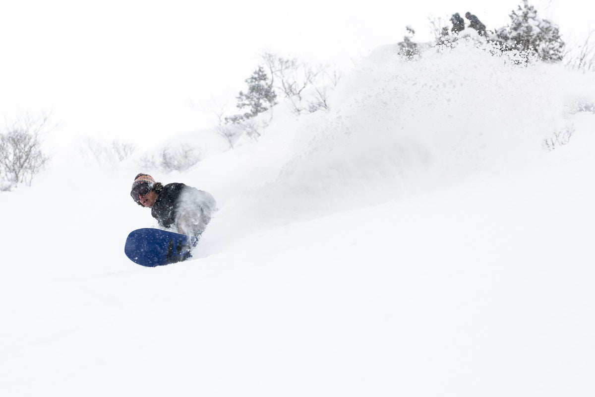 GNU BANKED COUNTRY Snowboard 2027 - pow